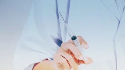 Врач держит шприц с медикаментом